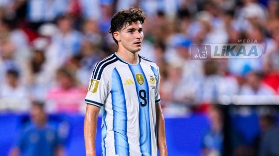 جوليان ألفاريز يصعّد الضغوط للانتقال إلى برشلونة