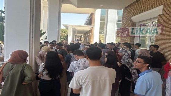 طلبة كلية العلوم الاقتصادية يحتجون أمام العمادة بسبب تأخر تسليم شواهد النجاح