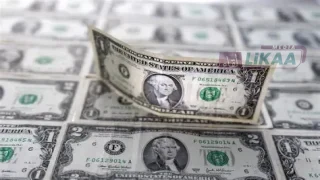 الدولار يتراجع وسط تصاعد المخاوف المالية الأمريكية