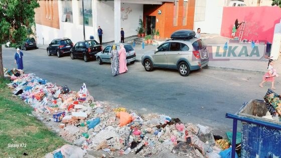 كارثة بصرية وبيئية أمام مركز خدمات الشباب بحي بئر الشفاء