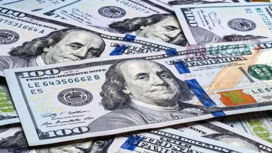الدولار يرتفع بقوة مع تنامي توقعات تشديد السياسة النقدية الأمريكية