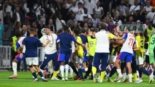 غندوزي يعاقب أوروبياً بالإيقاف أربع مباريات بعد أحداث مواجهة ليون