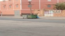 لخصاص.. حاويات النفايات بزنقة احشاش تثير استياء الساكنة ومطالب بتدخل باشا المدينة