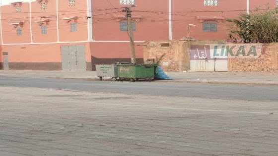 لخصاص.. حاويات النفايات بزنقة احشاش تثير استياء الساكنة ومطالب بتدخل باشا المدينة