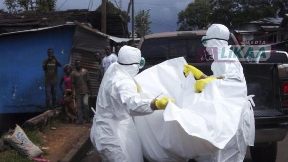 Health workers remove the body of a man believed to have died from the Ebola virus at a street in Monrovia, Liberia, October 27, 2014. REUTERS/James Giahyue (LIBERIA - Tags: HEALTH DISASTER)